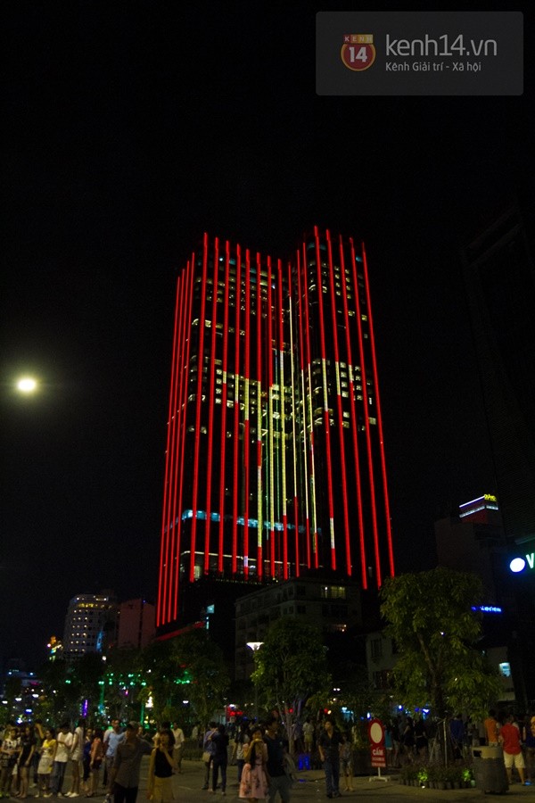 Đèn led biểu tượng Quốc kì lấp lánh trên tòa nhà Times Square ở Sài Gòn